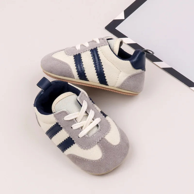 Classic stripe baby sneakers in grey with laces.
