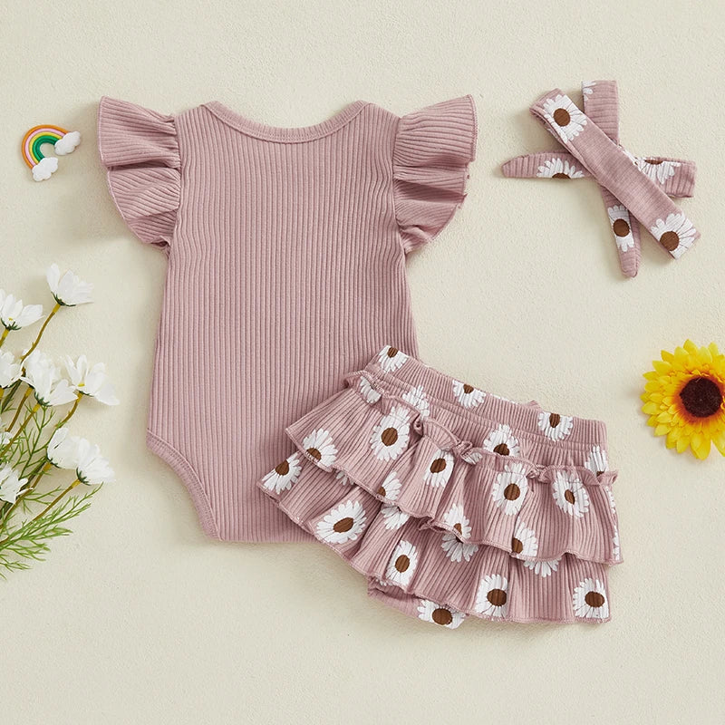 Daddy's Girl Ruffle Set featuring a ribbed bodysuit, daisy-print ruffle bloomers and matching headband for baby girls.