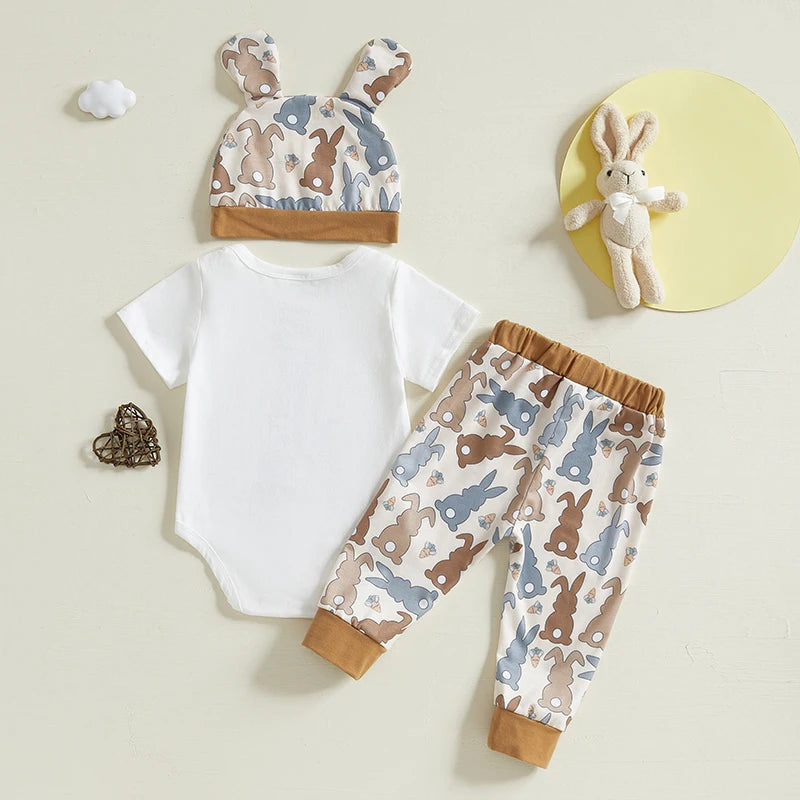 Baby Jungen Outfit: Strampler, Hose & Mütze Baby Jungen Outfit: Strampler, Hose & Mütze