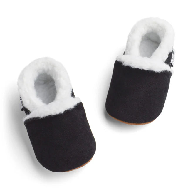 Fluffy baby moccasins in black