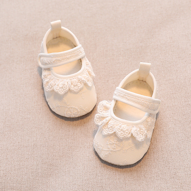 Lace baby girl shoes with floral detailing and velcro straps